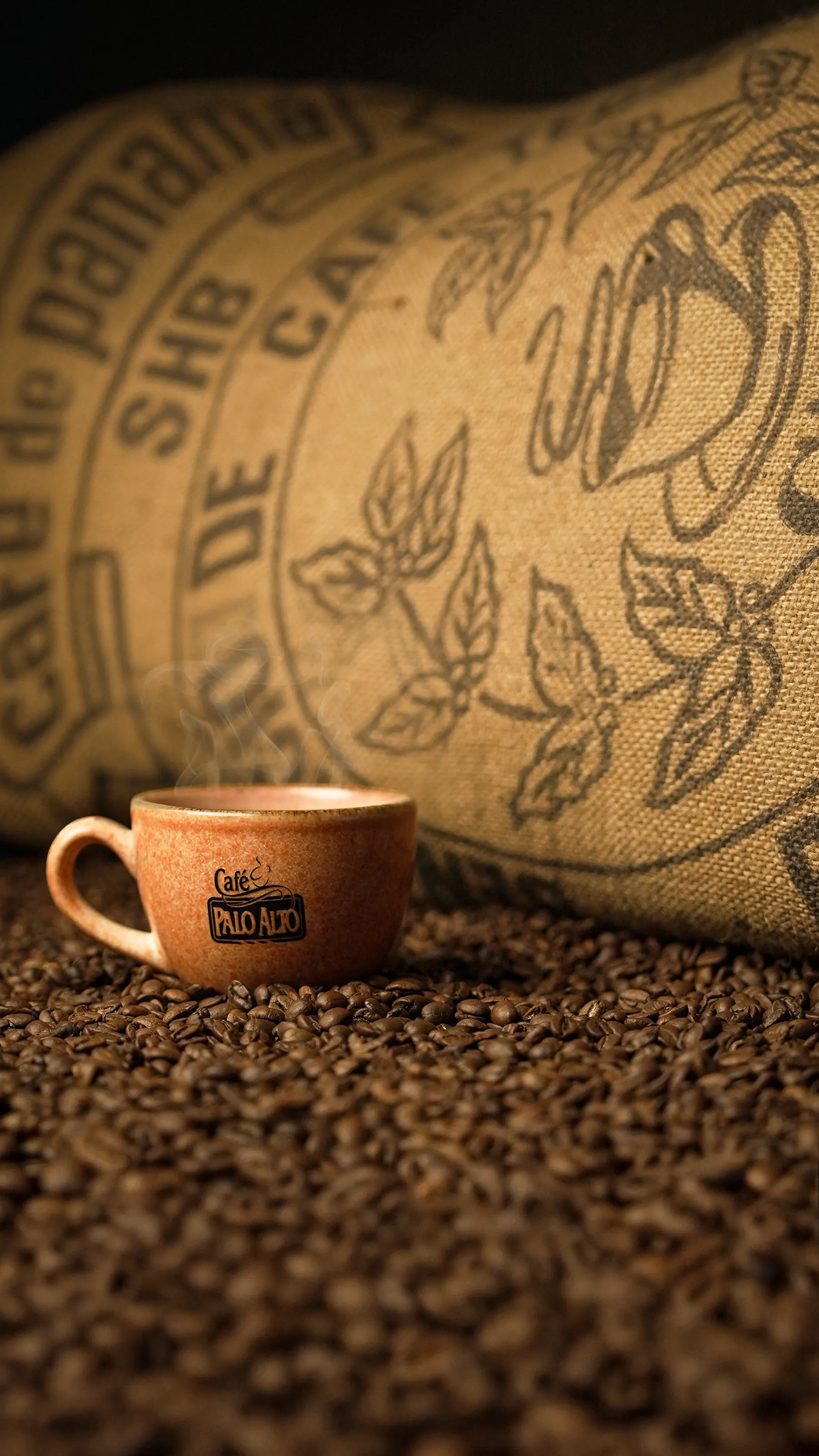 Taza de Café Palo Alto junto a saco de henequén