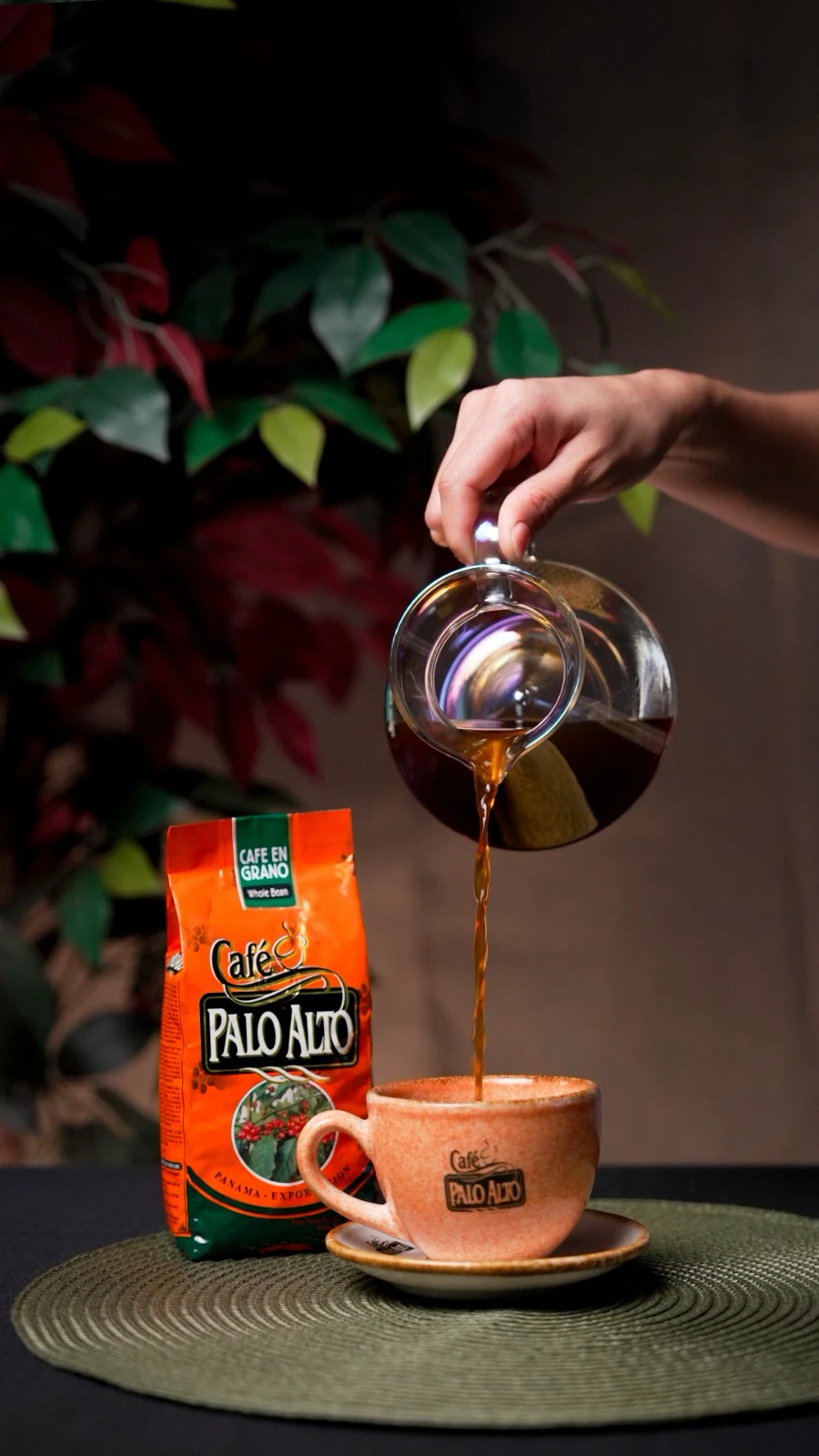 Café Palo Alto servido en una taza junto a su empaque de café en grano